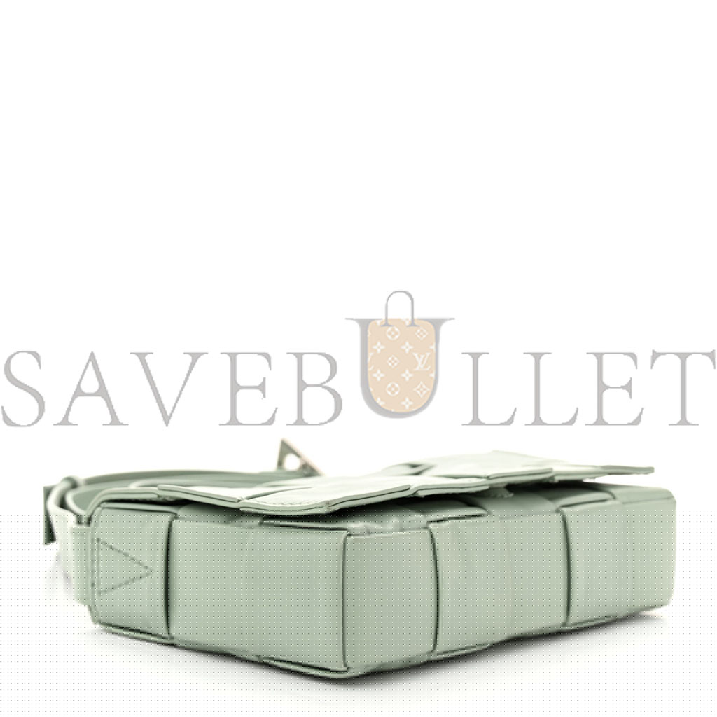bo*te*ga Ve*ne*ta paper calfskin maxi intreccio cassette crossbody bag sage (19*12*4cm)