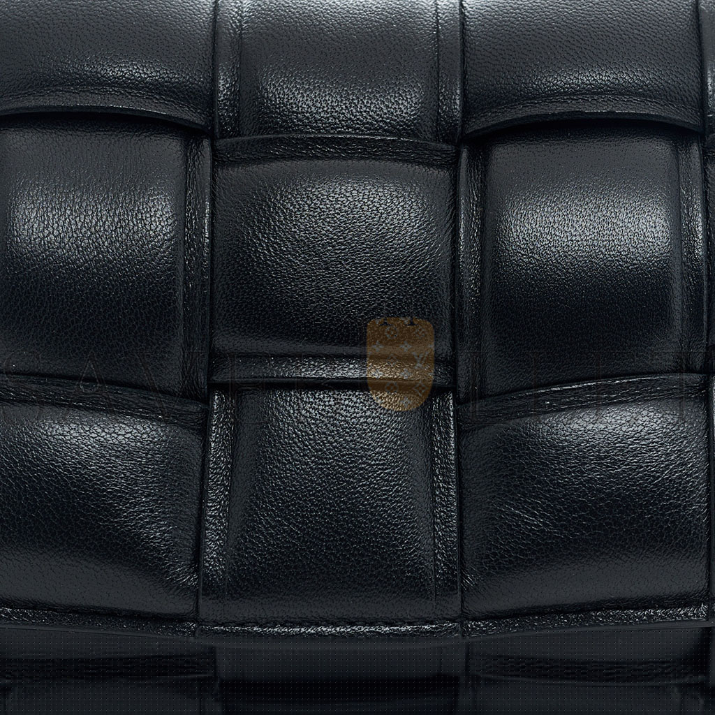 bo*te*ga Ve*ne*ta nappa maxi intrecciato small padded cassette crossbody bag black  (19*12*5cm)