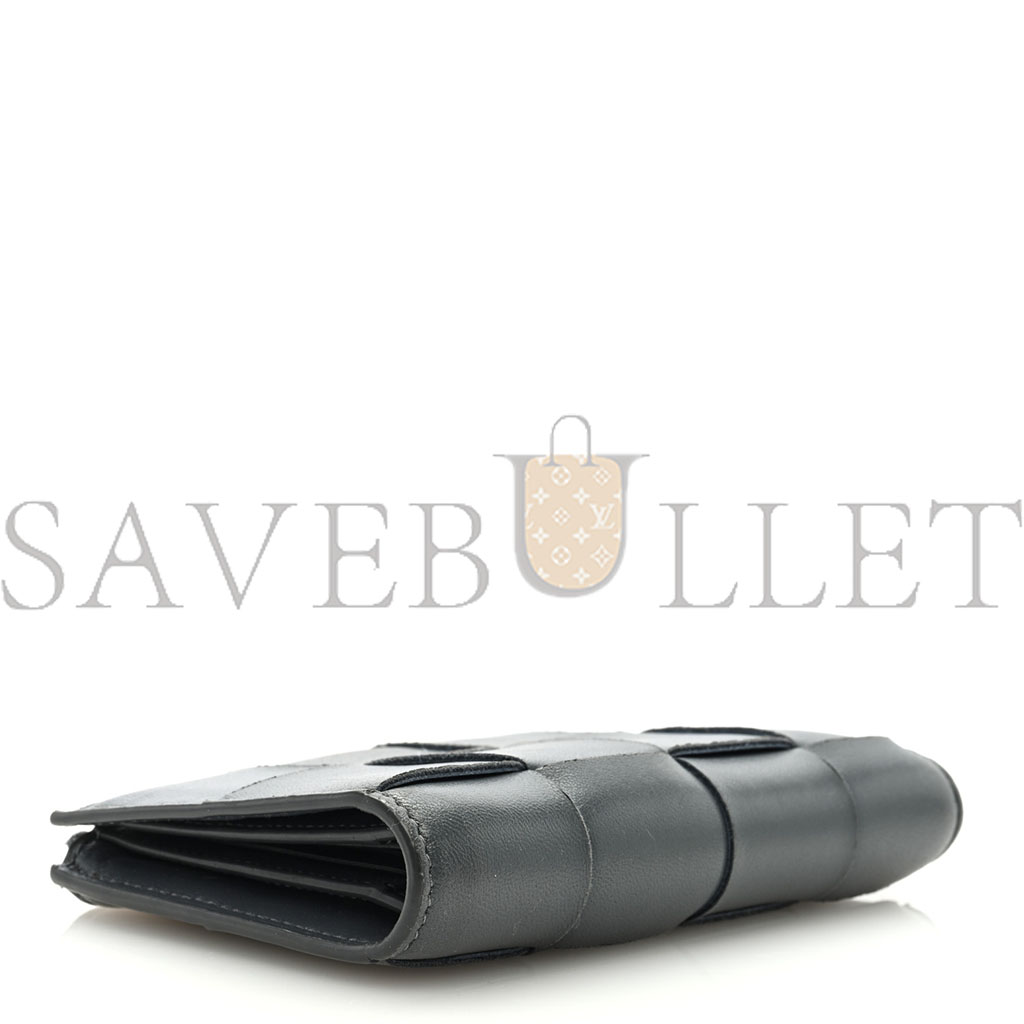 bo*te*ga Ve*ne*ta nappa maxi intrecciato medium cassette bifold zip wallet thunder  (15*12*1cm)