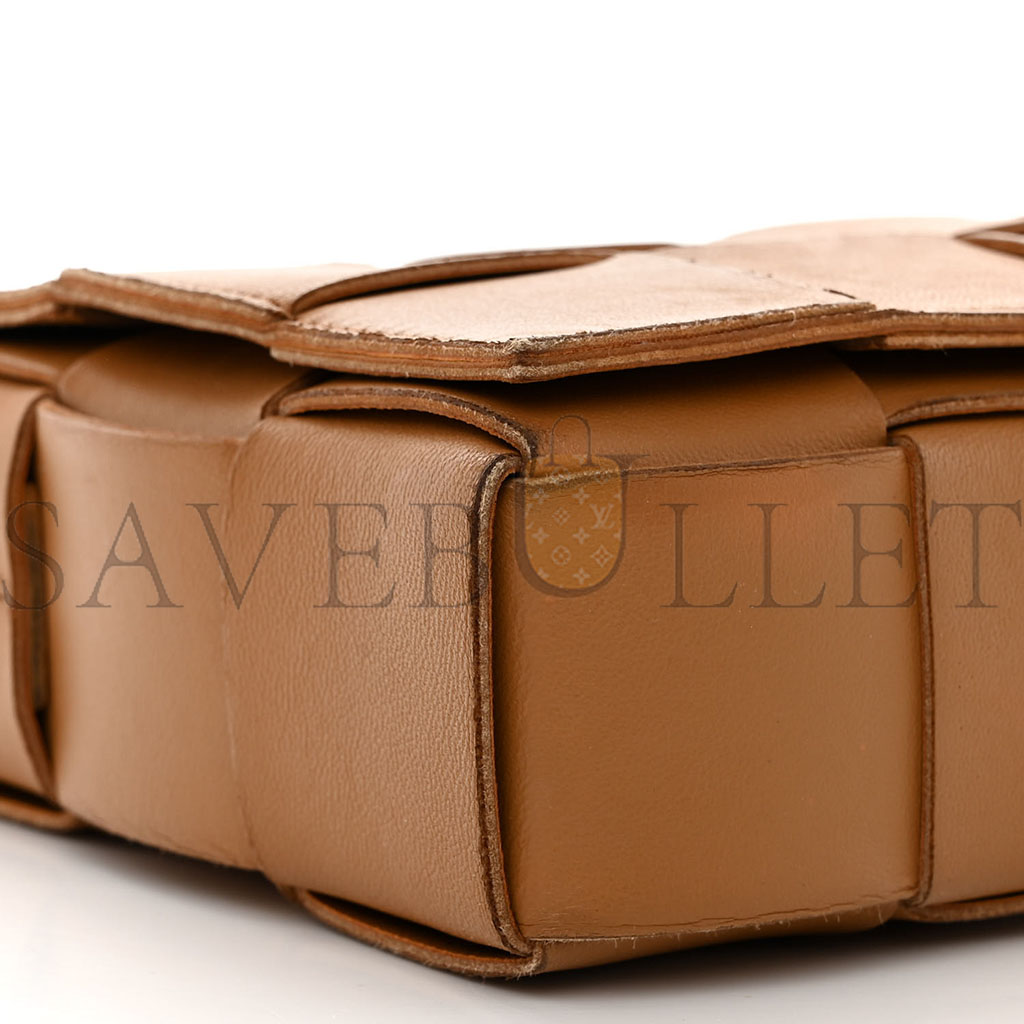 bo*te*ga Ve*ne*ta nappa maxi intreccio cassette bag almond  (23*15*5.5cm)