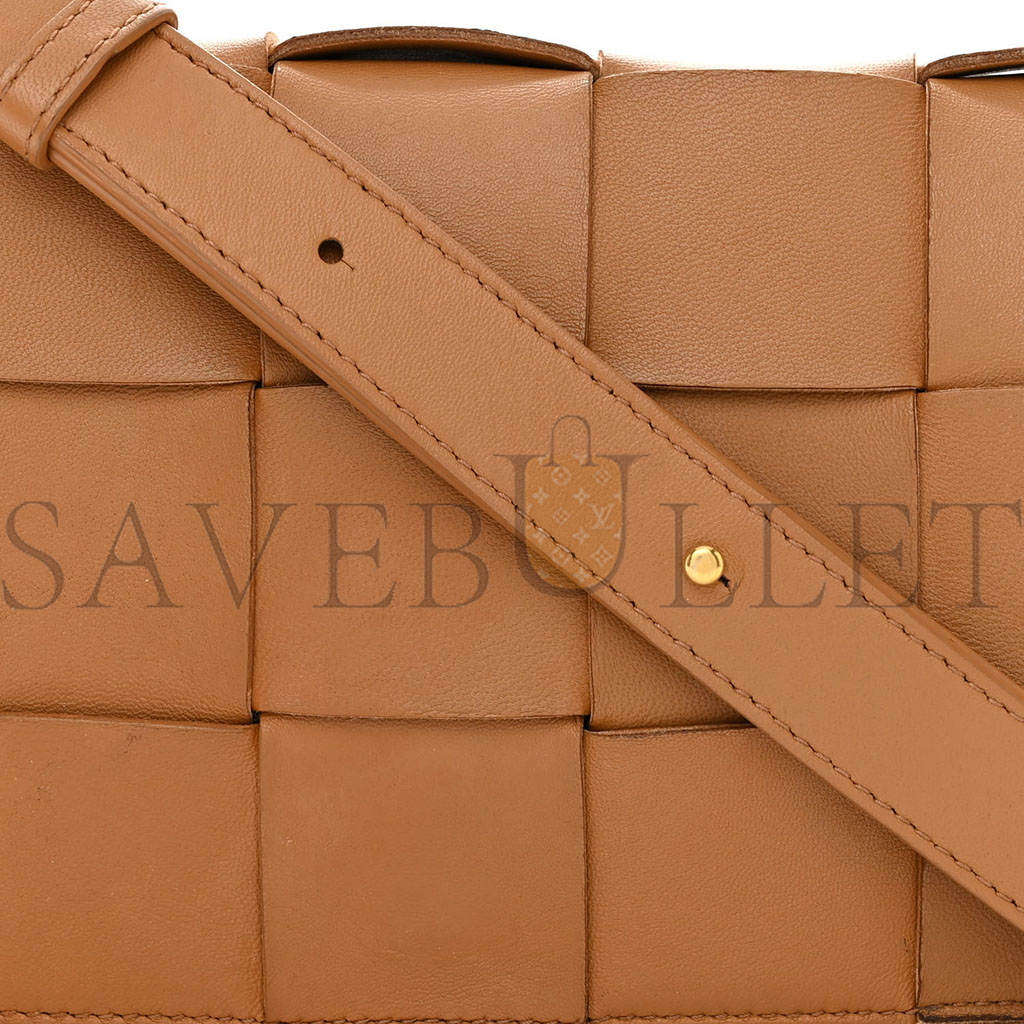 bo*te*ga Ve*ne*ta nappa maxi intreccio cassette bag almond  (23*15*5.5cm)