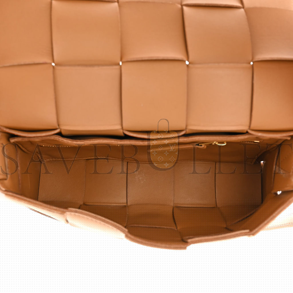 bo*te*ga Ve*ne*ta nappa maxi intreccio cassette bag almond  (23*15*5.5cm)