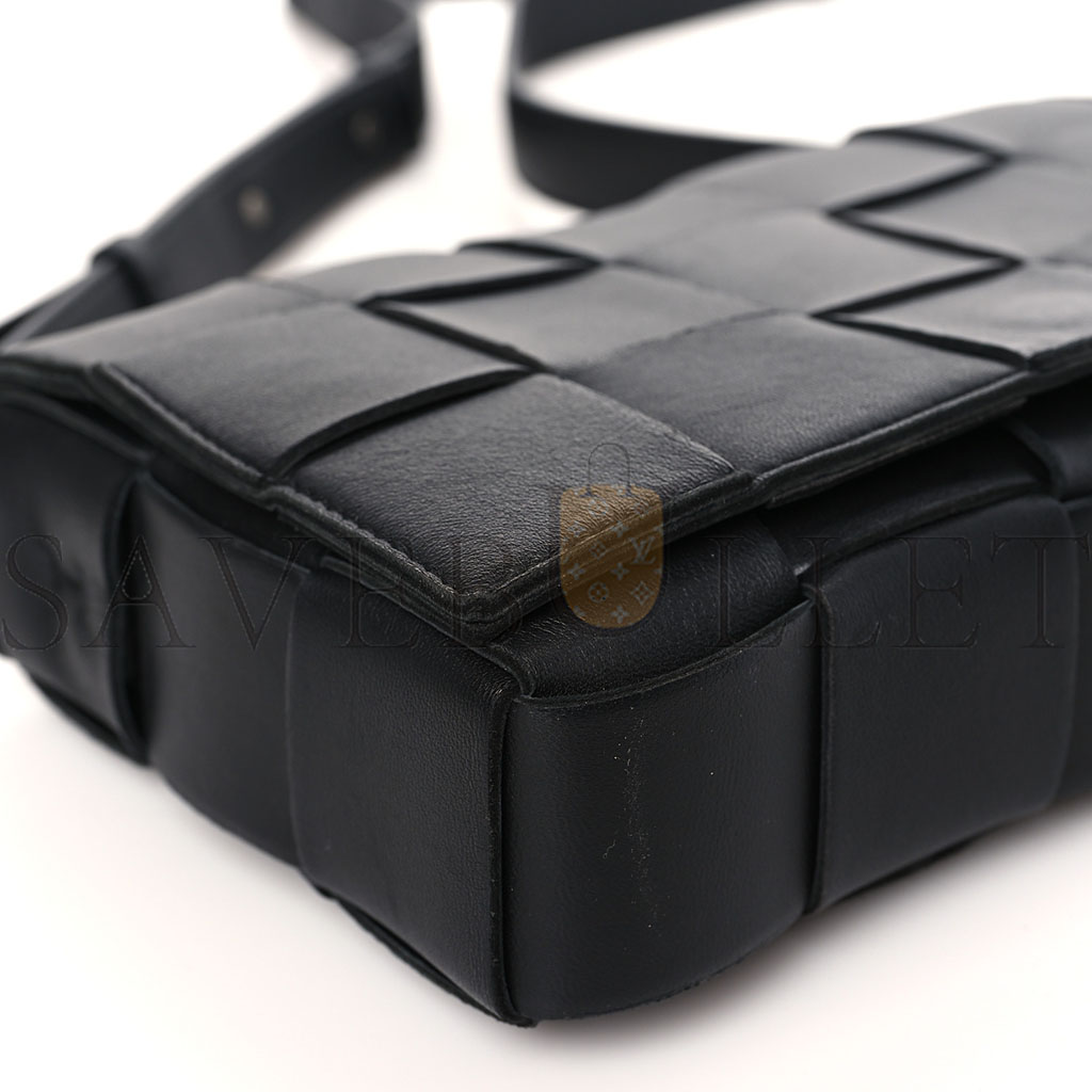 bo*te*ga Ve*ne*ta lambskin maxi intrecciato cassette crossbody bag black  (19*12*4cm)