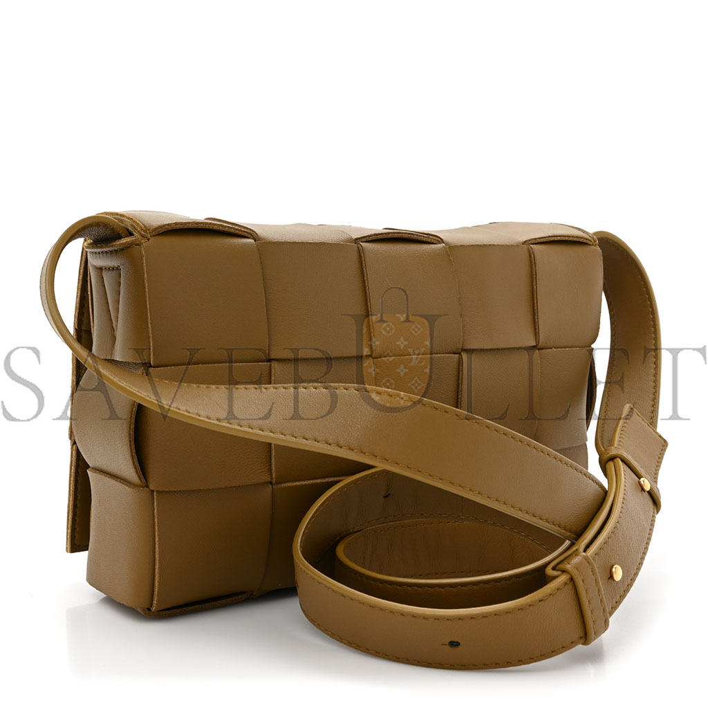 bo*te*ga Ve*ne*ta lambskin maxi intrecciato cassette crossbody bag acorn  (23*15*5.5cm)