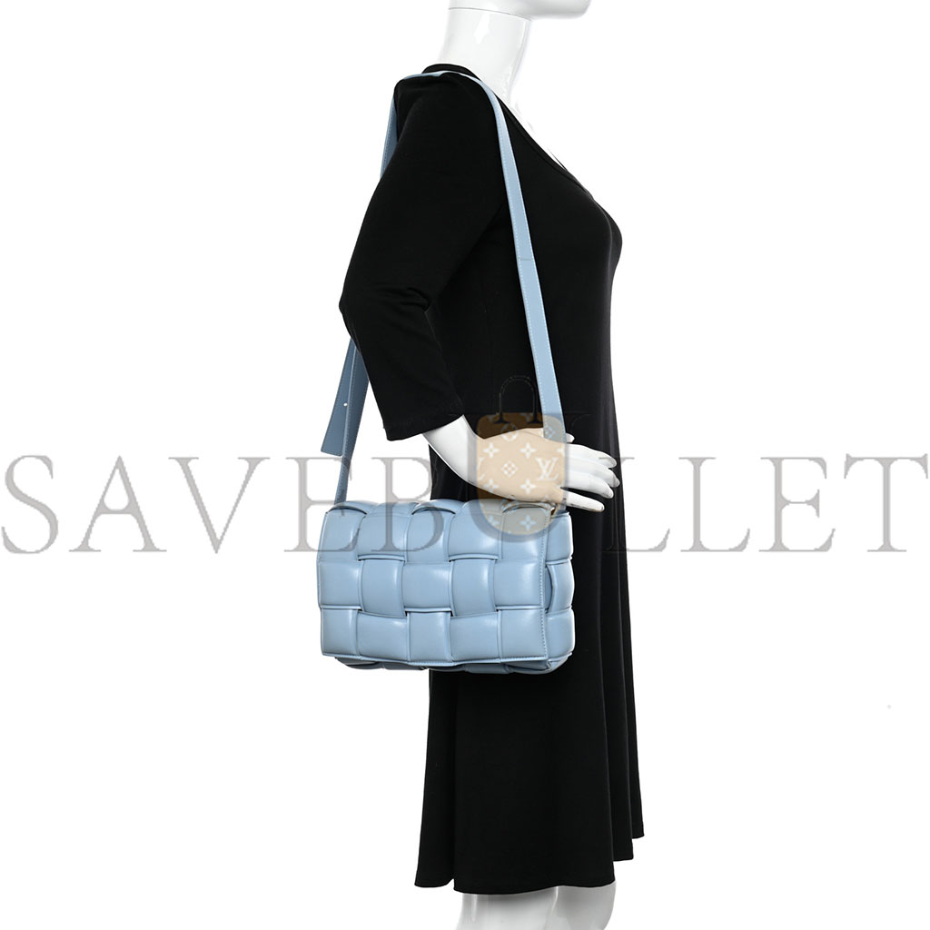 bo*te*ga Ve*ne*ta nappa maxi intreccio padded cassette crossbody bag ice  (26*18*8cm)