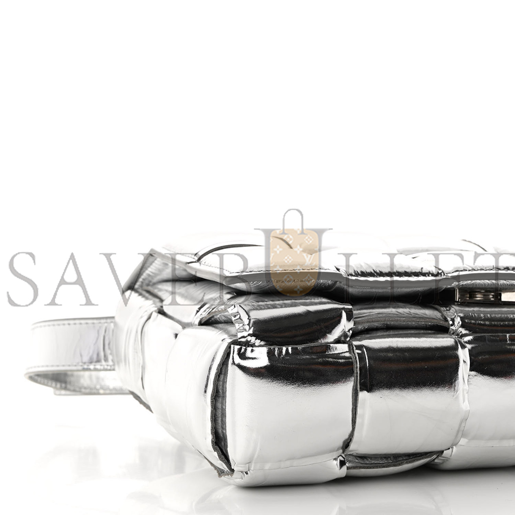 bo*te*ga Ve*ne*ta metallic lambskin padded cassette crossbody bag silver  (26*18*8cm)