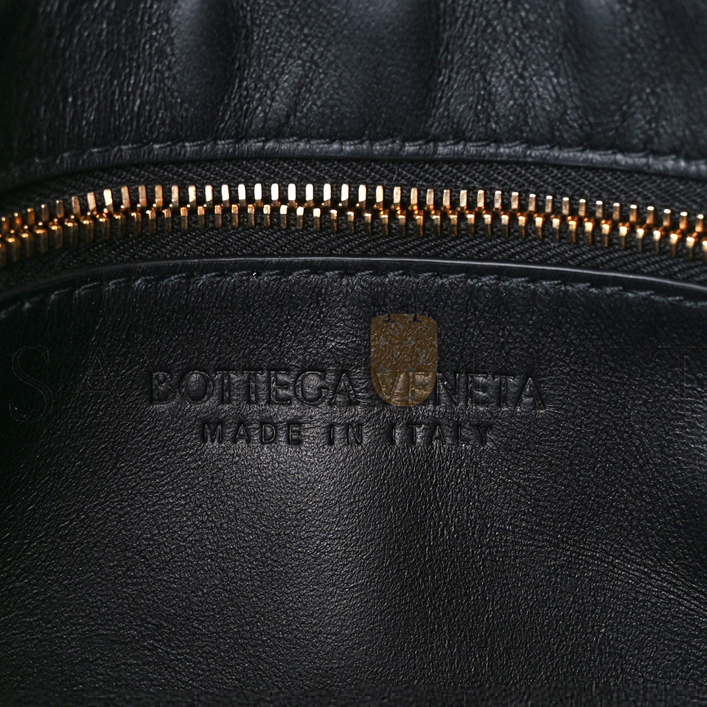 bo*te*ga Ve*ne*ta patent maxi intrecciato cassette crossbody bag black  (22*15*4cm)
