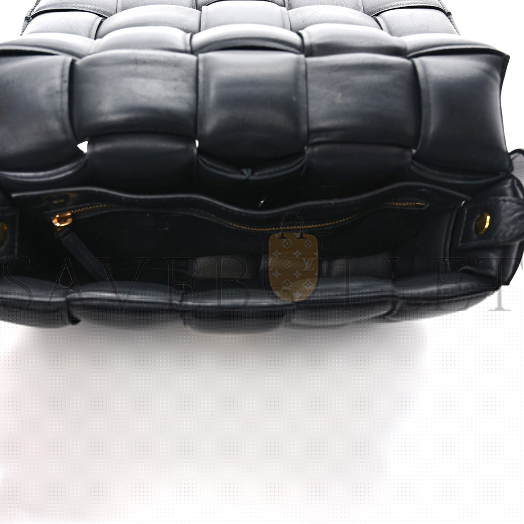 bo*te*ga Ve*ne*ta nappa maxi intrecciato padded cassette crossbody bag black  (26*18*8cm)