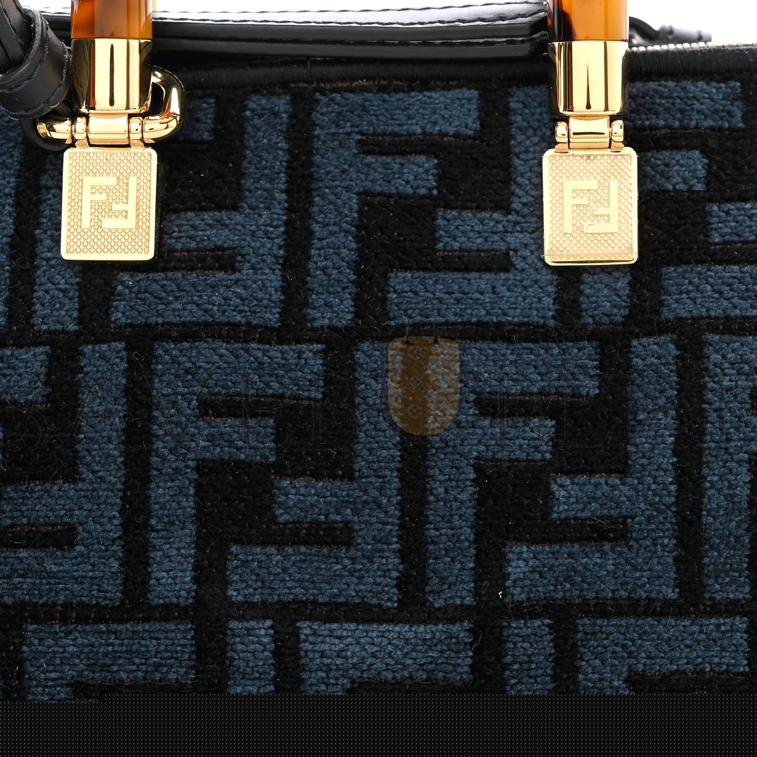 F**di chenille vitello king plexiglass ff mini by the way top handle boston bag blue black (17*11*8cm)