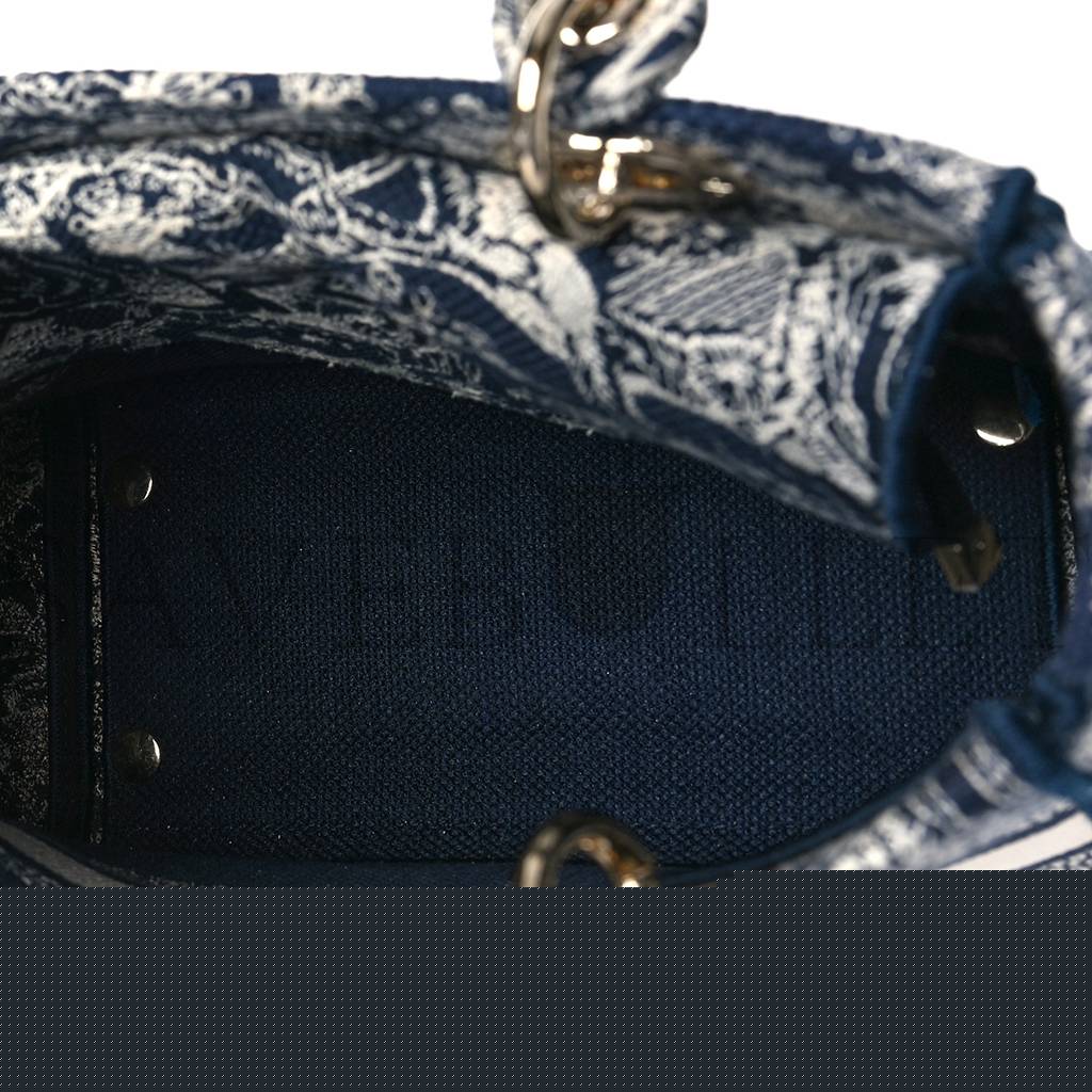 D*or toile de jouy embroidered medium lady d-lite blue (23*20*12.1cm)